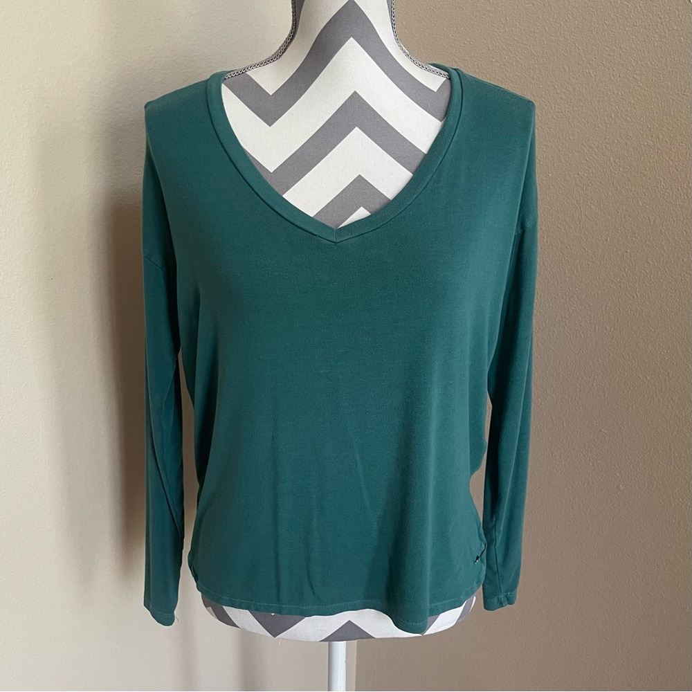 AOE - Long Sleeve V-Neck - Tee Shirt - Size: XS